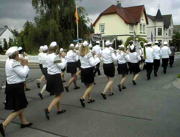 Ostener Schtzenmdel beim Umzug