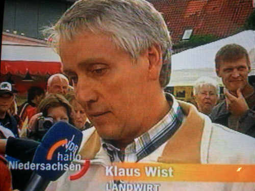 Landwirt <b>Klaus Wist</b> tauft ein Kälbchen. - kehdingen-tv-CIMG6492
